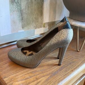 🥦 Sam Edelman Yasmine black and gold platform heels: